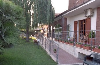 GIARDINO DEL SALICE - il giardino e la veranda